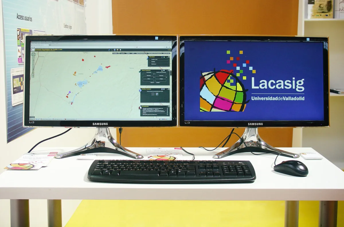 Visor cartográfico del Inventario Arqueológico de Castilla y León junto al logotipo de Lacasig en dos monitores