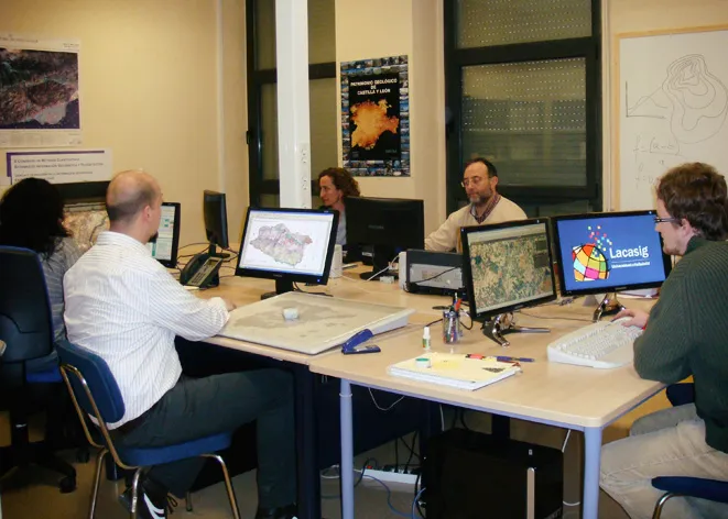 Miembros del laboratorio trabajando con cartografía y SIG en los ordenadores del Departamento de Geografía